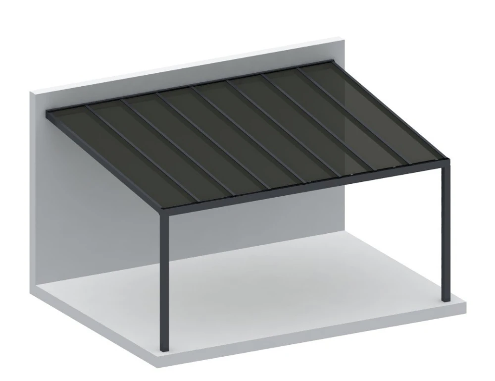 3D-weergave van een moderne, minimalistische patio-overkapping met een schuin, transparant dak ondersteund door een zwart metalen frame. De structuur is bevestigd aan een effen witte muur en staat op een witte basis.