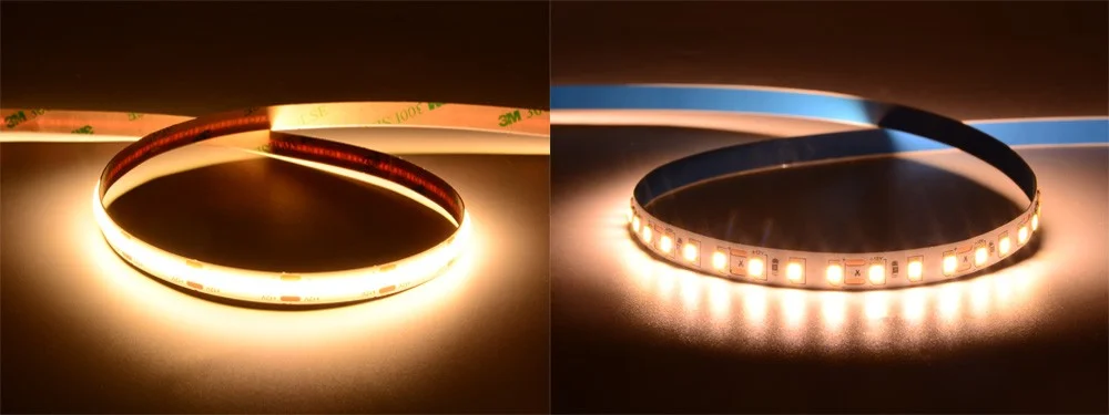 Twee soorten LED-stripverlichting worden op een donker oppervlak weergegeven. De linkerstrip straalt een warme, gelige gloed uit, terwijl de rechterstrip een koel, wit licht uitstraalt. Beide reflecteren licht langs hun gebogen paden.