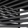 Close-up van een modern, donkergekleurd louvreraam. De horizontale lamellen zijn gelijkmatig verdeeld, waardoor er gedeeltelijk licht doorheen kan. Het ontwerp voegt een strak, eigentijds architectonisch element toe aan de structuur.