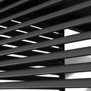 Close-up van een modern, donkergekleurd louvreraam. De horizontale lamellen zijn gelijkmatig verdeeld, waardoor er gedeeltelijk licht doorheen kan. Het ontwerp voegt een strak, eigentijds architectonisch element toe aan de structuur.