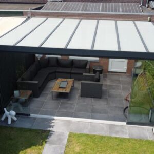 Een terrasoverkapping met het dak van polycarbonaat