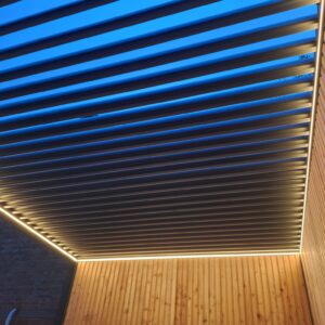 Terrasoverkapping met geïntegreerde ledverlichting in de avondschemering