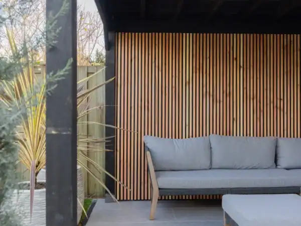 overkapping-met-houten-lattenwand