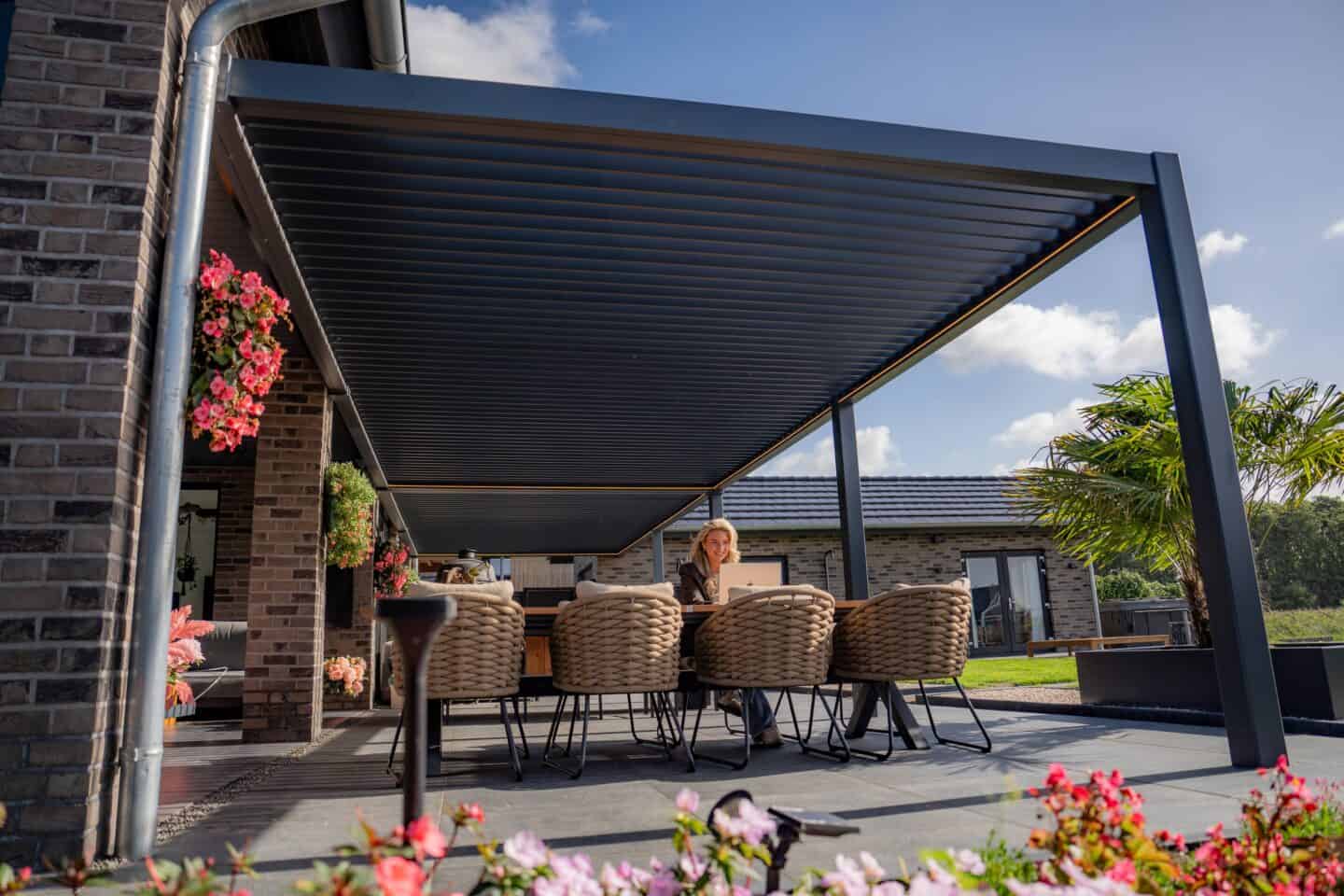 Dankzij lamellendake biedt deze terrasoverkapping optimale schaduw en ventilatie.