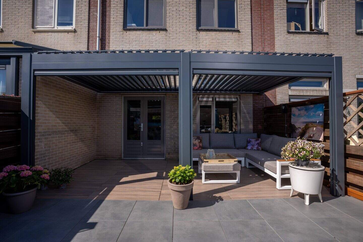 Hoogwaardige lamella pergola voor buitenruimte en terras.