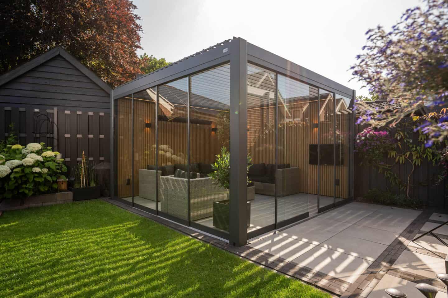 Veiligheid en stijl: glazen terrasoverkapping voor stijlvolle buitenruimte.